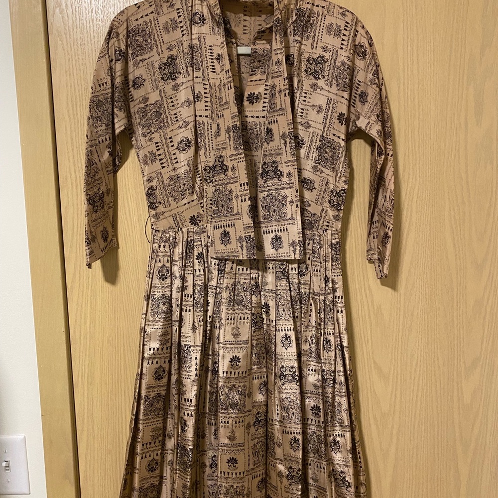 Vintage Pleated Dress! Beautiful chocolate brown pattern.